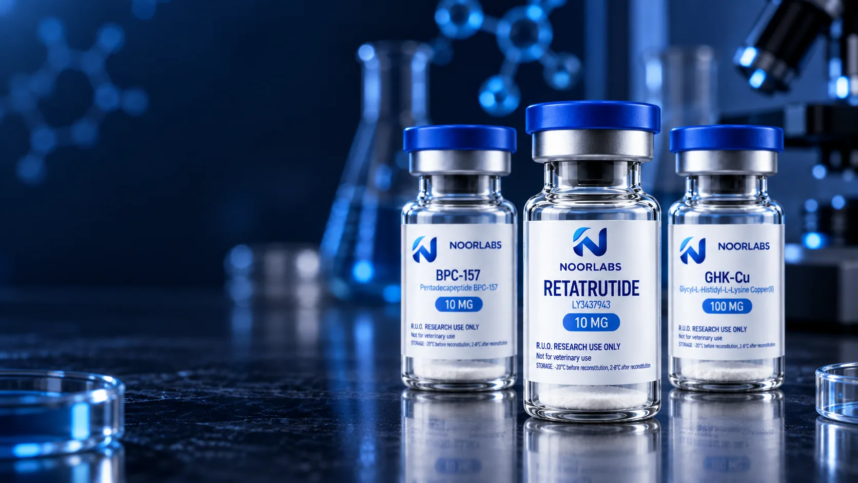 Viales de NOORLABS con etiquetas de producto sobre una superficie reflectante con estructura molecular azul